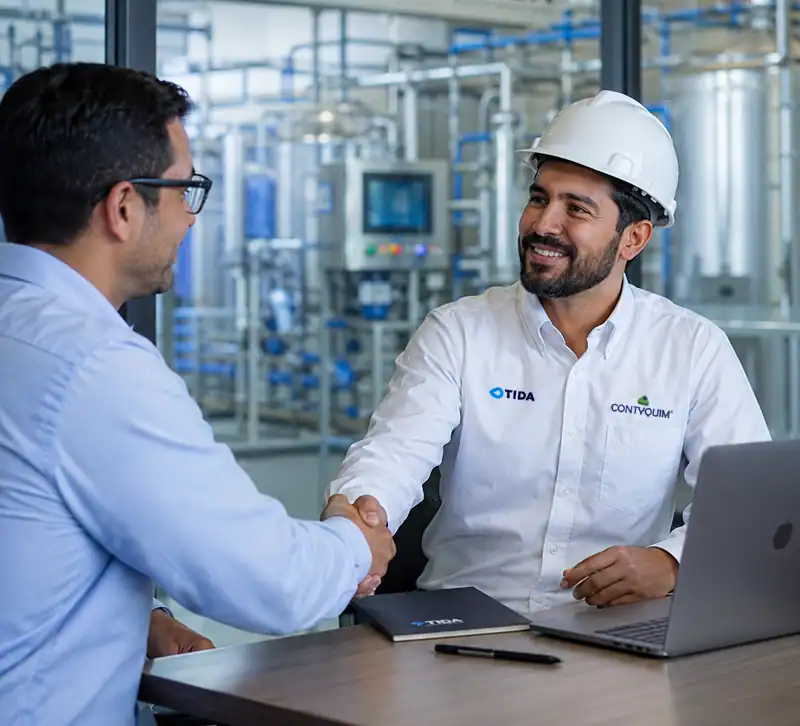 Cliente satisfecho estrechando la mano a persona en una oficina industrial